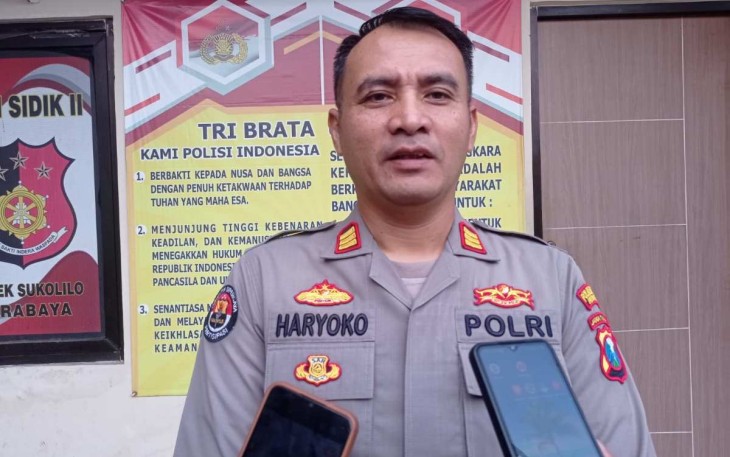 Kasi Humas Polrestabes Surabaya AKBP Haryoko saat memberikan keterangan pers di Surabaya