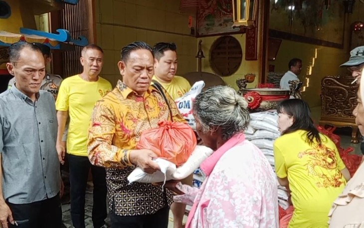 Kelenteng Gek Ong Long  Kong Bagikan Sembako kepada Warga.