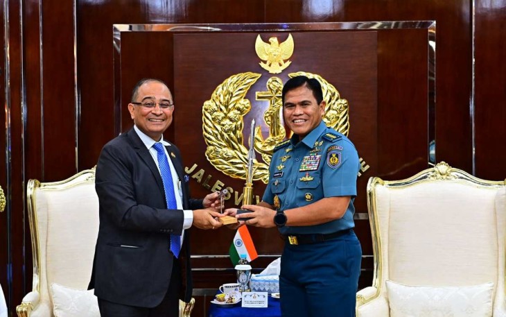 Kasal Laksamana TNI Muhammad Ali saat menerima cenderamata 