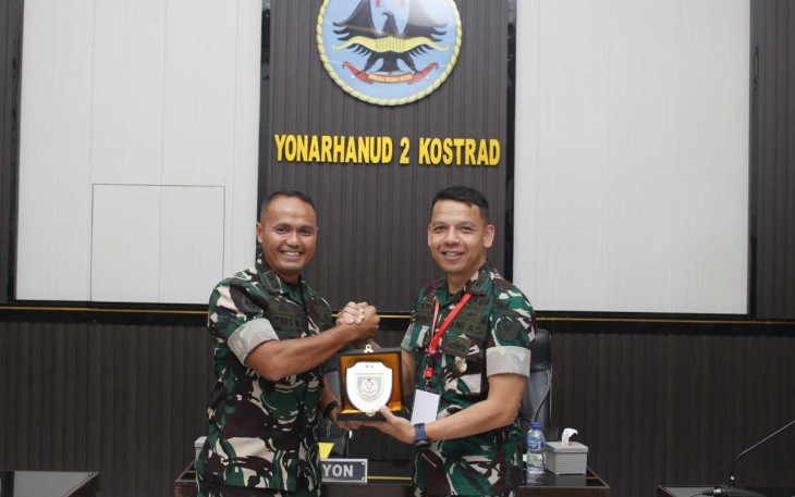 Danyonarhanud 2 Kostrad Letkol Arh Luthfi Novriadi saat memberikan cenderamata, Senin (26/8)