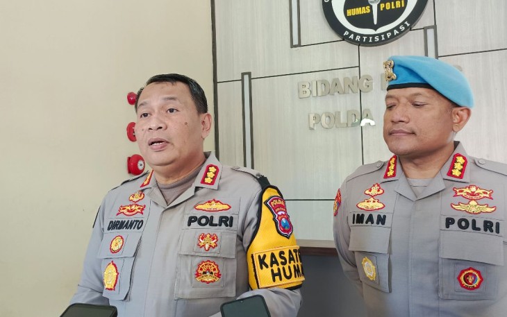 Kabid Humas Polda Jatim Kombes Dirmanto saat memberikan keterangan pers 