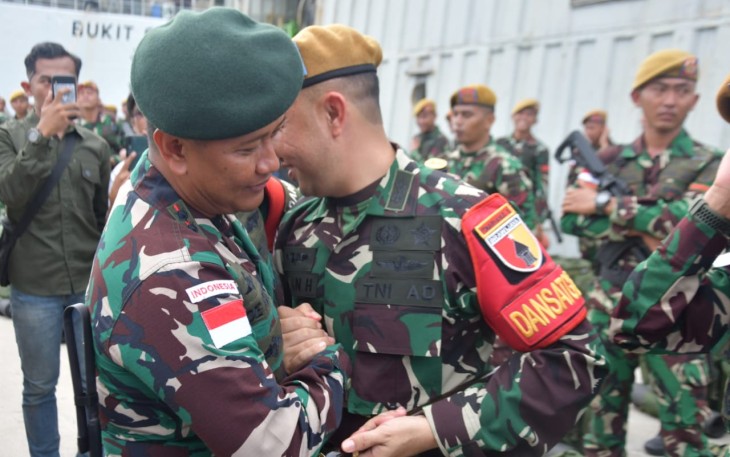 Dansatgas Yonarmed 11 Kostrad Letkol Arm Gde Adhy Surya Mahendra melepas purna tugas Yonarhanud 8/MBC di pelabuhan Tunontaka, Nunukan, Selasa (27/8)