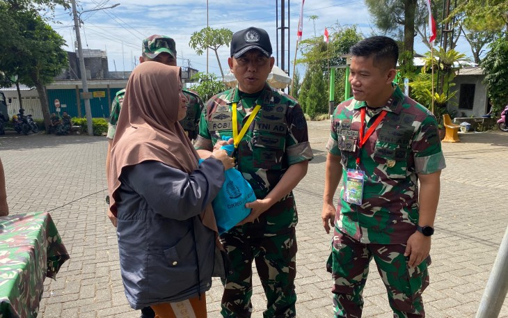 Pasis Dikreg Seskoad LXIV TA 2024 saat memberikan bantuan sembako