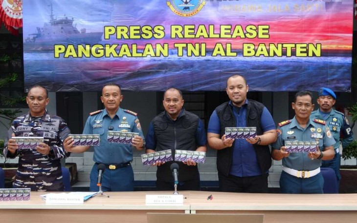 Danlanal Banten konferensi pers terkait penyelundupan rokok ilegal