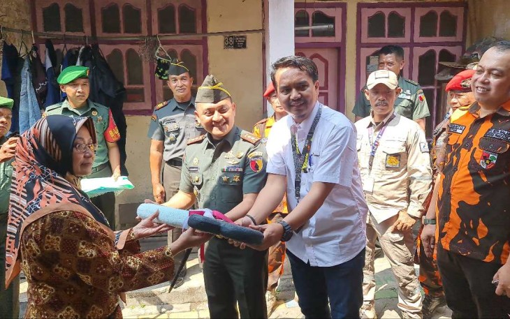 Dandim 0833/Kota Malang Letkol Arm Aris Gunawan saat menyerahkan kunci rumah program RTLH, Senin (2/9)
