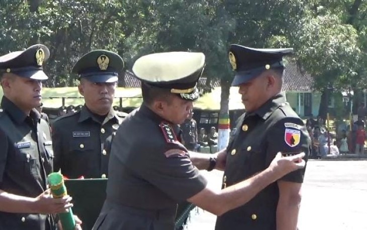 Danrindam V Brawijaya Kolonel Inf Mukhamad Albar menyematkan pangkat prajurit di lapangan hitam Rindam V Brawijaya Secaba Sukorejo, Jember, Senin (2/9)