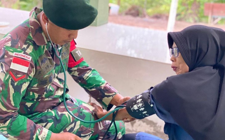 Pelayanan kesehatan satgas Yonarmed 11 Kostrad 