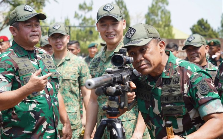 Pangkostrad Mayjen TNI Mohamad Hasan saat meneropong 