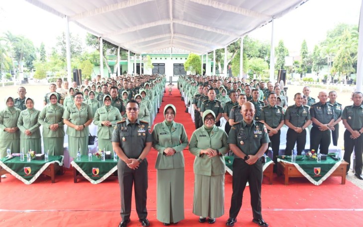 Danrem 081/DSJ Kolonel Inf Rama Pratama foto bersama jajaran Kodim 0806/Trenggalek, Selasa (2/9)