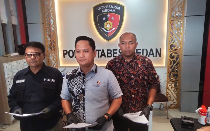 Kasat Reskrim Polrestabes Medan di Dampingi Kasi Humas Sampaikan Kronologi Penangkapan Residivis Curanmor kepada Wartawan di Polrestabes Medan.