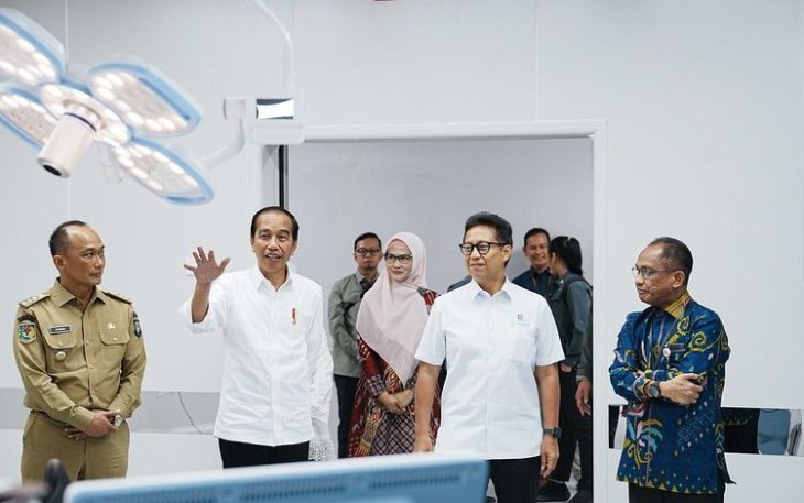 Presiden Joko Widodo saat meninjau fasilitas RS Wahidin Sudirohusodo Makassar, Jum'at (6/9)