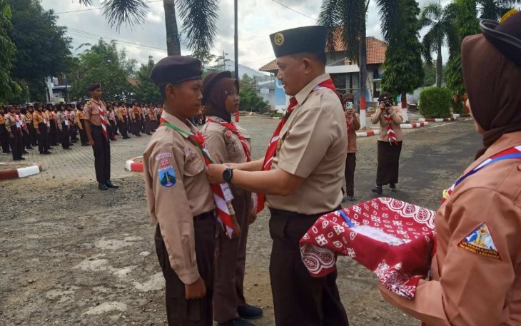 Peltu Masrudin saat memberikan hadiah 