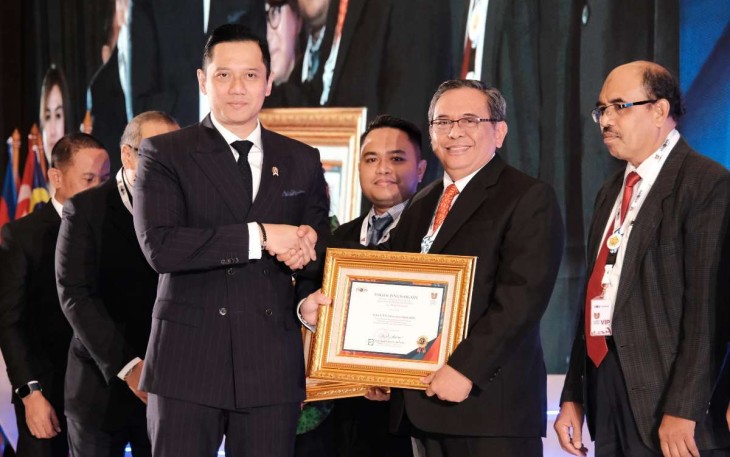 Menteri ATR/BPN Agus Harimurti Yudhoyono saat memberikan penghargaan 