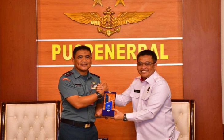 Wadan Puspenerbal Laksma TNI Bayu Alisyahbana saat menerima cenderamata 