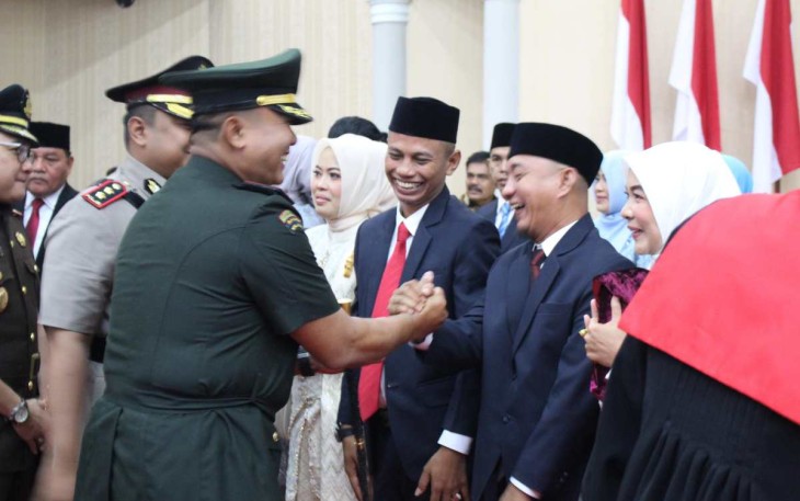 Dandim Abdya Letkol Inf Beni Maradona saat memberikan ucapan selamat 