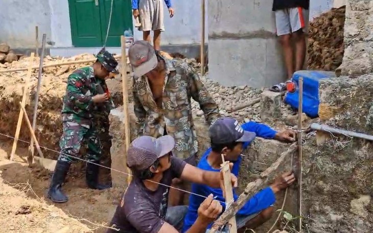 Bangun pondasi mushola wilayah desa binaan 