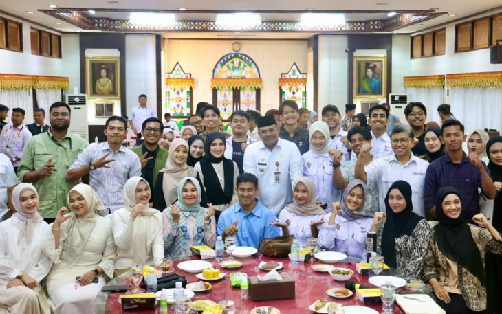 Pj Gubernur Aceh Safrizal bersama pegiat media sosial