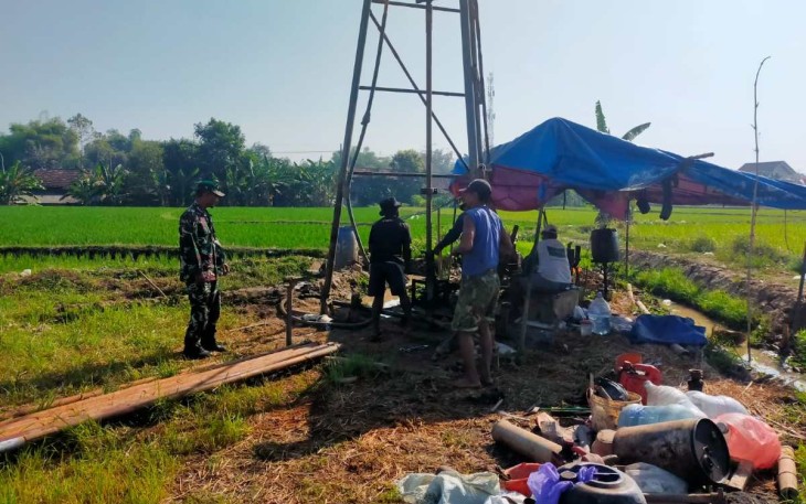 Pembuatan sumur bor irigasi pertanian warga desa binaan 