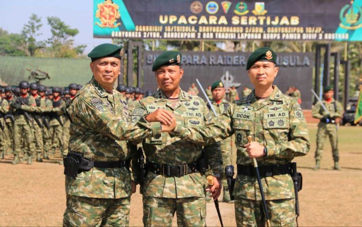 Pangdivif 2 Kostrad Mayjen TNI Anton Yuliantoro foto bersama Danyonkes 2 Kostrad usai sertijab 