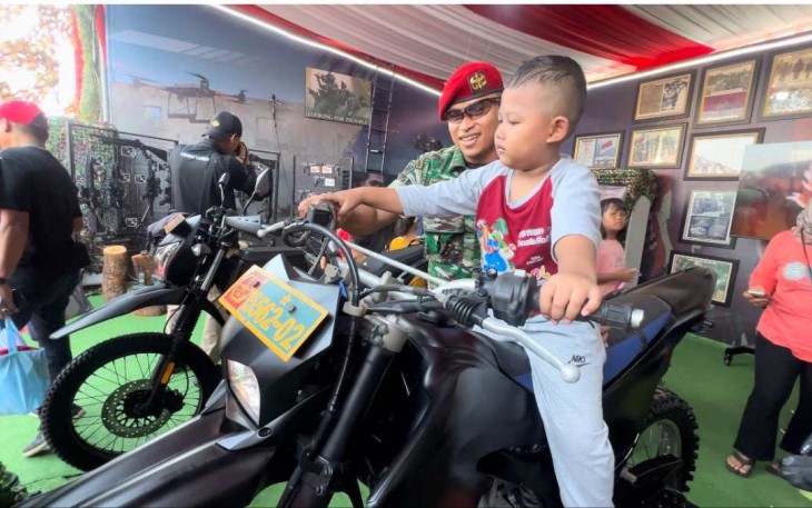Anak-anak menaiki motor Kopassus di Matra Fair 2024