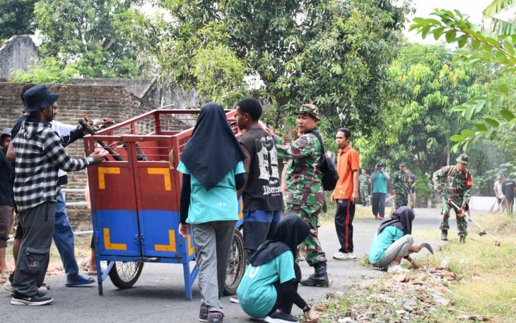 Karya bakti bersihkan lingkungan 