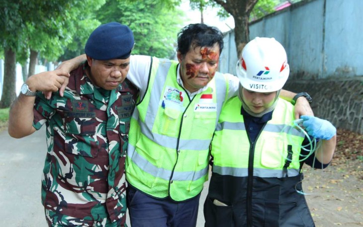 Evakuasi korban kebakaran depot BBM di Lanud Husein Sastranegara Bandung 
