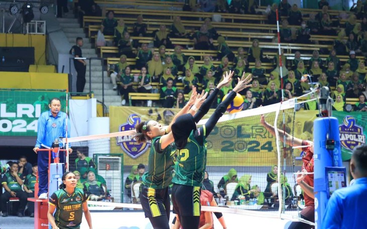 Tim bola voli putri Polda Jatim saat memblok smash di ajang turnamen bola voli Kapolri Cup 2024 di Gresik