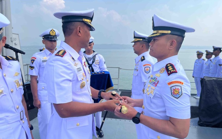 Dansat Kapal Eskorta Koarmada III Kolonel Laut (P) Binsar A S Sitorus saat menyerahkan tongkat komando KRI Fatahillah -361