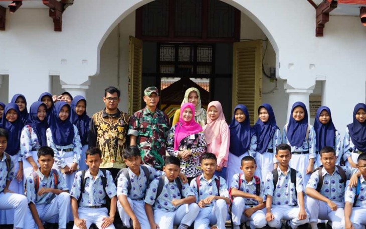 Foto bersama cagar budaya Bosbow