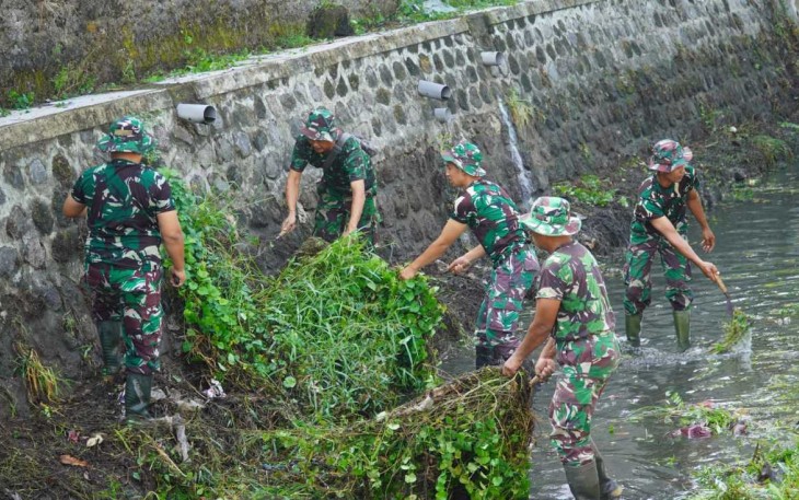 Karya bakti bersihkan lingkungan 