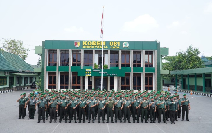 Foto bersama jajaran Korem 081/DSJ