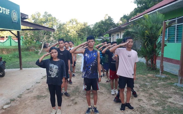 Latihan baris-berbaris di perbatasan 