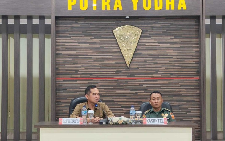 Kasintel Menarmed 2 Kostrad Mayor Arm Sumarsono bersama Waasintel Kaskostrad Kolonel Inf Andi Gus Wulandari 
