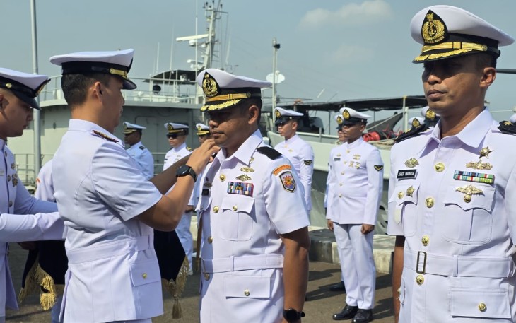 Komandan Satuan Kapal Koarmada III Kolonel Laut (P) Mandiri Kartono saat sertijab Komandan KRI Panah-626