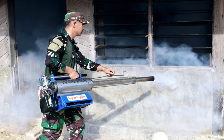 Fogging di wilayah wabah DBD dan malaria di Pulau Tello