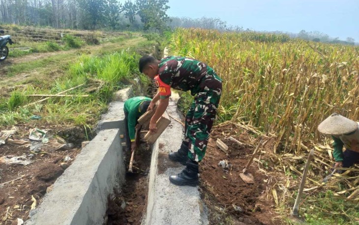 Bangun talud bersama warga binaan