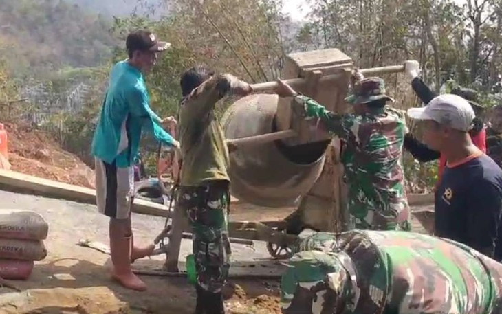 Rabat jalan makam di wilayah desa binaan 