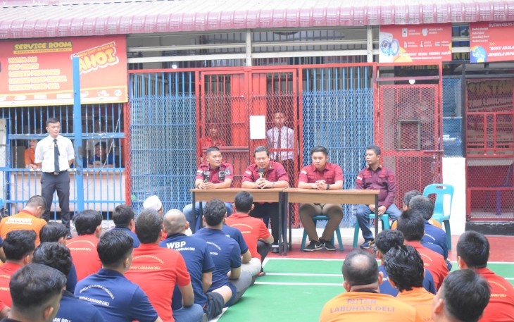 Karutan Berikan Arahan kepada Warga Binaan.