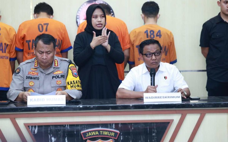 Kabid Humas Polda Jatim Kombes Dirmanto saat memberikan keterangan pers 