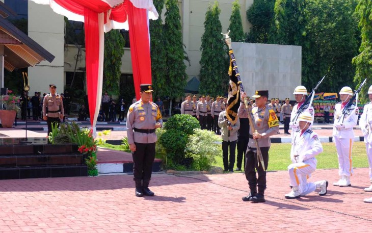 Penyerahan pataka Kapolda Sulsel 