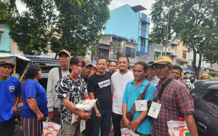 Chairum Lubis SH Ketua Pewarta Polrestabes Medan Berbagi Sembako kepada Masyarakat.