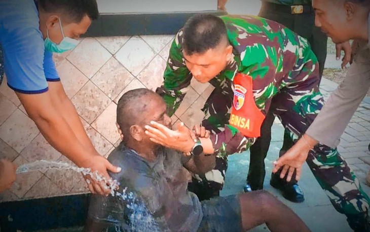 Serda Eden Patriya saat membantu penderita ODGJ