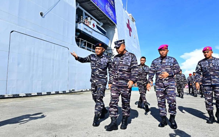 Kepala Staf Koarmada III Laksamana Pertama Singgih Sugiarto menerima pemaparan jelang melepas Satgas Port Visit 2024