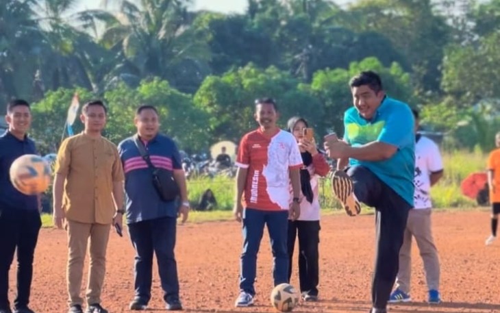 Tampak Roby saat mulai menendang bola kaki
