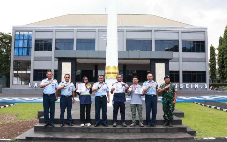 Danlanud Husein Sastranegara Kolonel Pnb Alfian foto bersama atlet areomodeling 