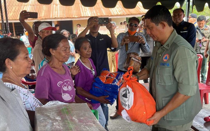 Kepala BNPB Letjen TNI Suharyanto saat menyerahkan bantuan pasca erupsi gunung Lewotobi Laki-laki 