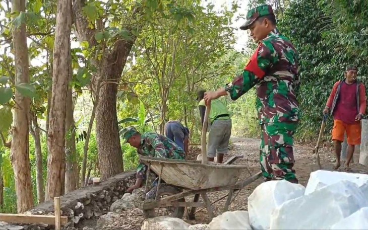 Pembuatan tanggul di wilayah desa binaan