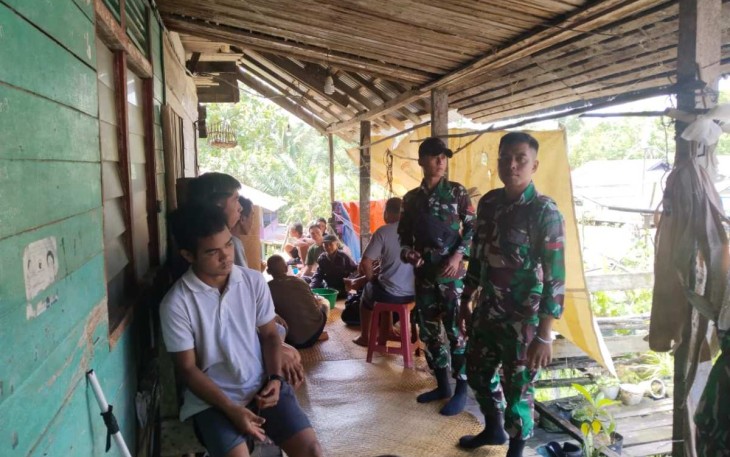 Takziah bersama warga di perbatasan 
