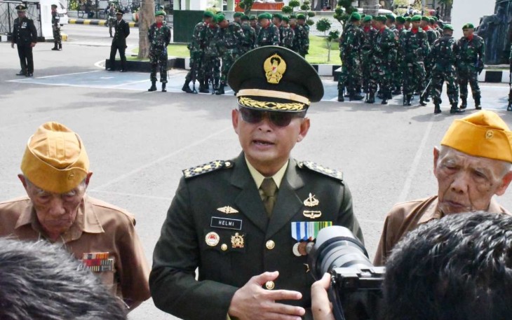 Kasrem 081/DSJ Letkol Inf Meina Helmi saat memberikan keterangan pers, Minggu (10/11)