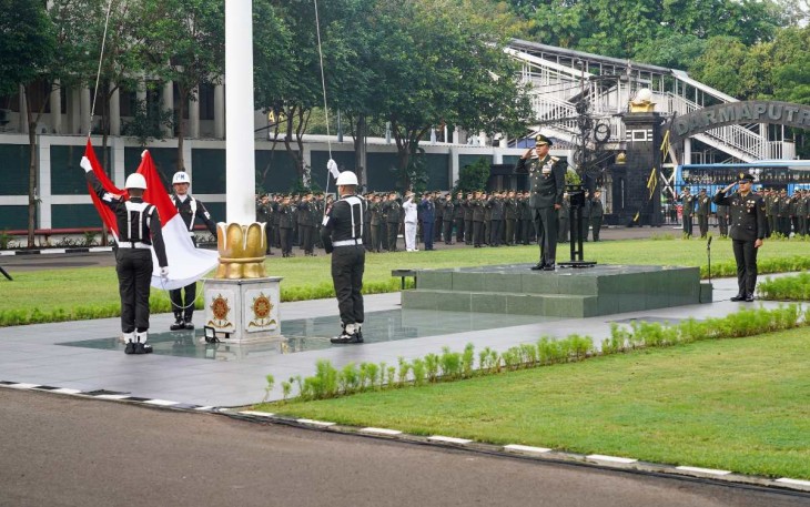 Upacara peringatan hari Pahlawan ke-79 di Makostrad Jakarta, Minggu (10/11)